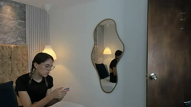 yulievans online show from March 9, 2:39 am