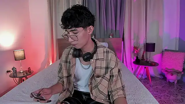 Snapshot of novaybrian chatting on December 13, 4:54 am novaybrian online show from December 13, 4:54 am