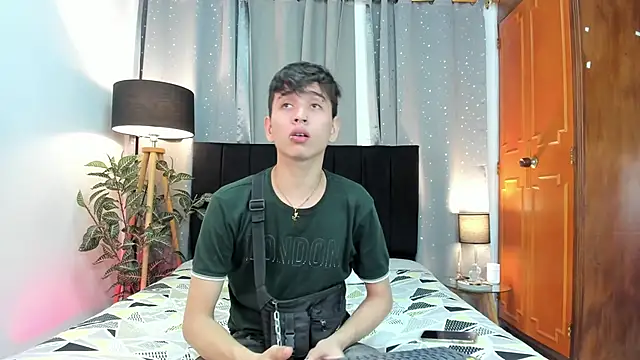 Snapshot of novaybrian chatting on December 24, 4:44 am novaybrian online show from December 24, 4:44 am