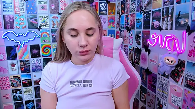 Snapshot of MiaMilas chatting on December 17, 11:38 am MiaMilas online show from December 17, 11:38 am