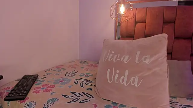 kristakinnky online show from November 7, 1:44 pm