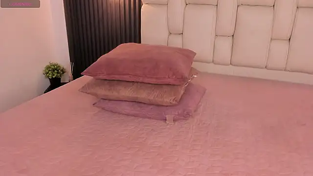 Snapshot of kristakinnky chatting on June 8, 12:27 pm kristakinnky online show from June 8, 12:27 pm