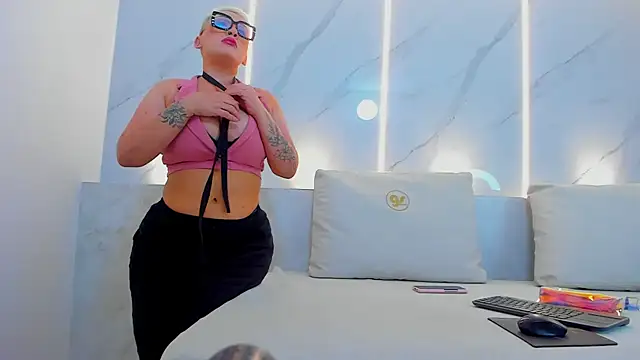 mia becke online show from January 3, 11:35 am