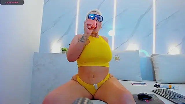 mia becke online show from January 3, 2:40 pm