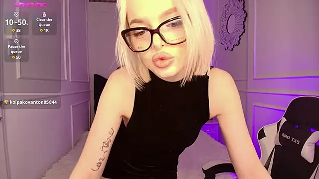 horny blondiee online show from December 27, 11:39 am