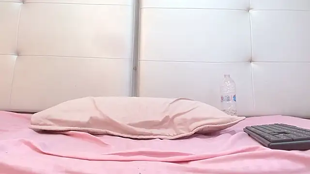 Snapshot of Alisson_Freckles chatting on December 7, 9:00 pm Alisson Freckles online show from December 7, 9:00 pm