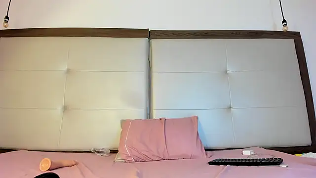 Snapshot of Alisson_Freckles chatting on February 7, 3:45 am Alisson Freckles online show from February 7, 3:45 am