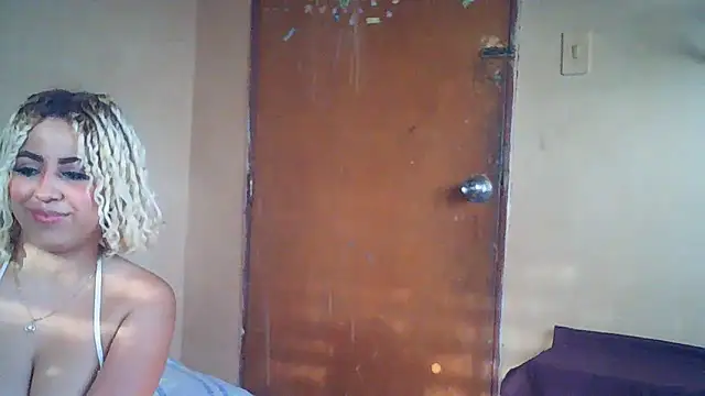 Snapshot of Lucy_White__ chatting on March 1, 9:17 pm Lucy White online show from March 1, 9:17 pm