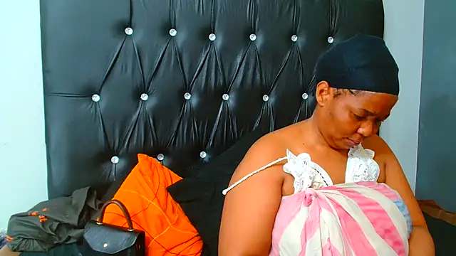 AfricanBigAssxx98 online show from February 6, 9:17 pm