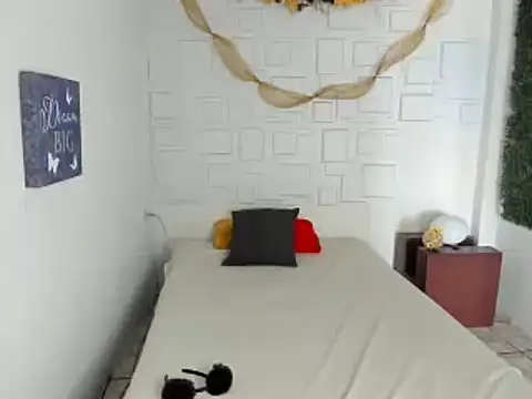 mila cinnamon online show from December 24, 2:01 pm