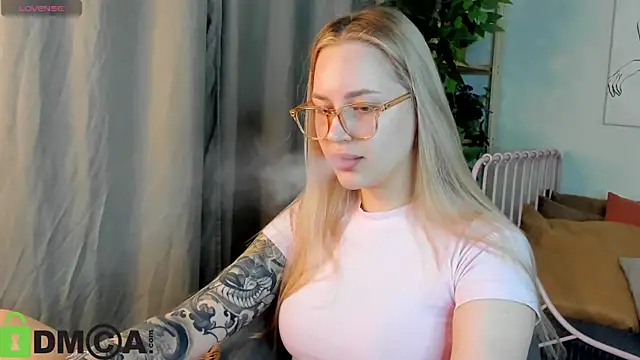 Snapshot of Carol__Cox chatting on December 1, 10:48 pm Carol Cox online show from December 1, 10:48 pm