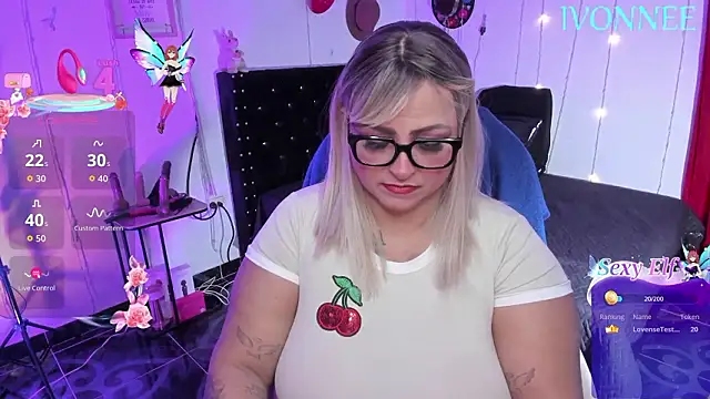 Snapshot of Ivonnee__ chatting on February 20, 1:57 am Ivonnee online show from February 20, 1:57 am