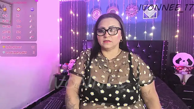 Snapshot of Ivonnee__ chatting on April 8, 9:48 pm Ivonnee online show from April 8, 9:48 pm