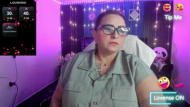 Snapshot of Ivonnee__ chatting on April 11, 3:44 am Ivonnee online show from April 11, 3:44 am