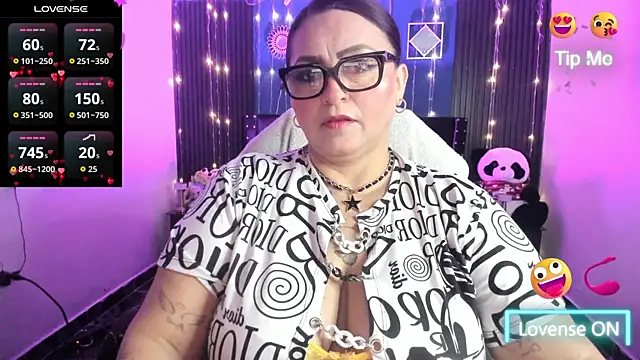 Snapshot of Ivonnee__ chatting on April 22, 4:04 am Ivonnee online show from April 22, 4:04 am