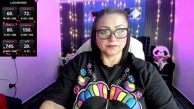 Snapshot of Ivonnee__ chatting on May 7, 9:09 pm Ivonnee online show from May 7, 9:09 pm