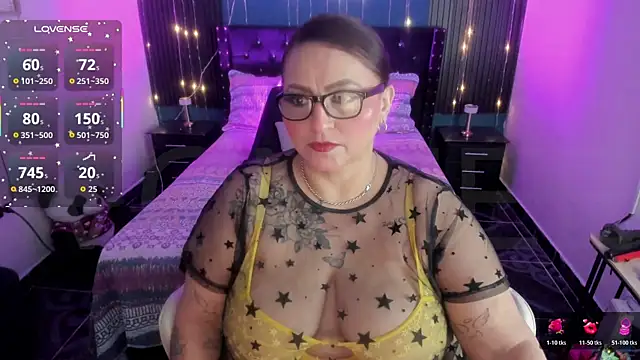 Snapshot of Ivonnee__ chatting on July 4, 4:29 am Ivonnee online show from July 4, 4:29 am