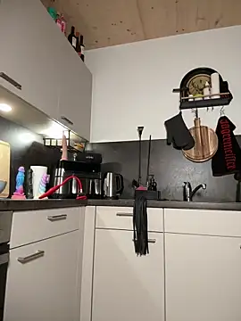 Izzy Inked online show from November 10, 2:49 pm