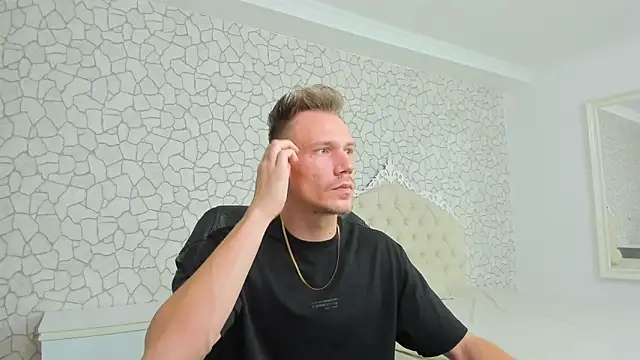 Snapshot of MateoBenjaminX chatting on December 2, 3:47 pm MateoBenjaminX online show from December 2, 3:47 pm