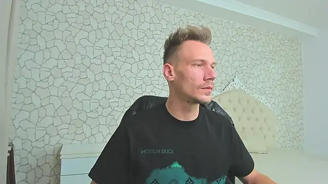 Snapshot of MateoBenjaminX chatting on December 4, 3:54 pm MateoBenjaminX online show from December 4, 3:54 pm