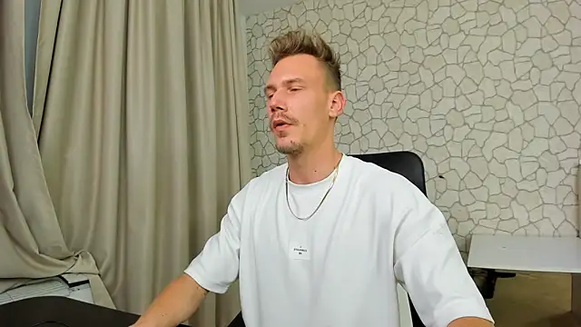 Snapshot of MateoBenjaminX chatting on December 14, 1:06 am MateoBenjaminX online show from December 14, 1:06 am