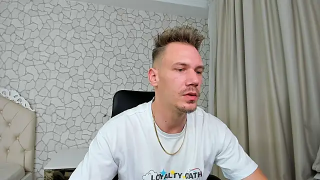 Snapshot of MateoBenjaminX chatting on December 21, 4:46 pm MateoBenjaminX online show from December 21, 4:46 pm