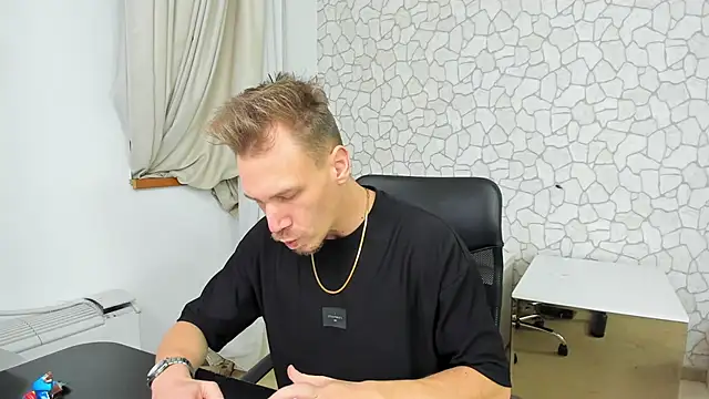 Snapshot of MateoBenjaminX chatting on January 6, 7:56 pm MateoBenjaminX online show from January 6, 7:56 pm