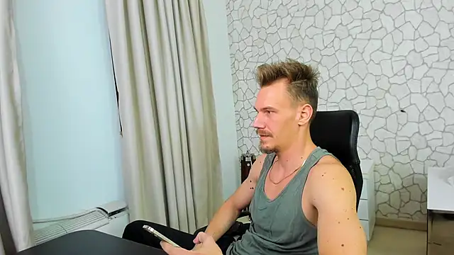 Snapshot of MateoBenjaminX chatting on February 2, 6:53 pm MateoBenjaminX online show from February 2, 6:53 pm