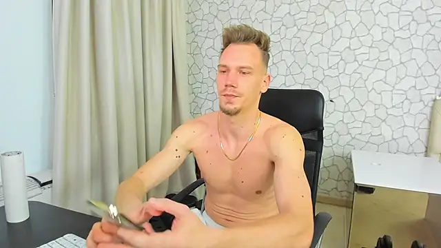 Snapshot of MateoBenjaminX chatting on February 5, 7:53 pm MateoBenjaminX online show from February 5, 7:53 pm