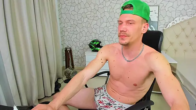 Snapshot of MateoBenjaminX chatting on March 11, 8:53 pm MateoBenjaminX online show from March 11, 8:53 pm