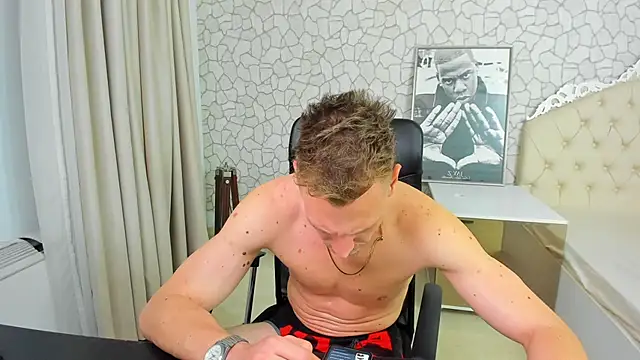 Snapshot of MateoBenjaminX chatting on March 13, 8:43 pm MateoBenjaminX online show from March 13, 8:43 pm