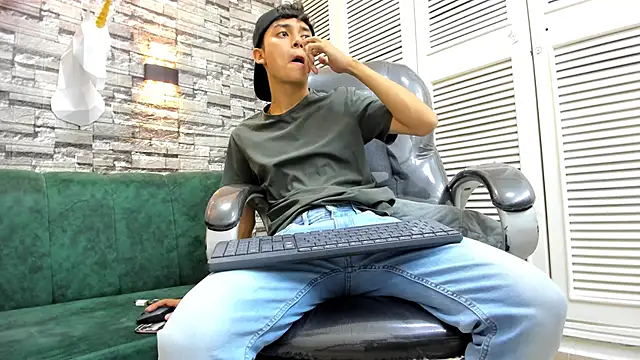 Snapshot of DamiBright chatting on October 7, 6:05 pm DamiBright online show from October 7, 6:05 pm