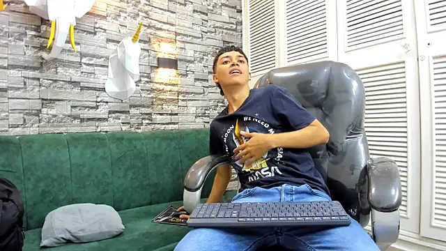 Snapshot of DamiBright chatting on October 11, 5:44 pm DamiBright online show from October 11, 5:44 pm