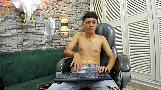 Snapshot of DamiBright chatting on October 13, 7:03 pm DamiBright online show from October 13, 7:03 pm