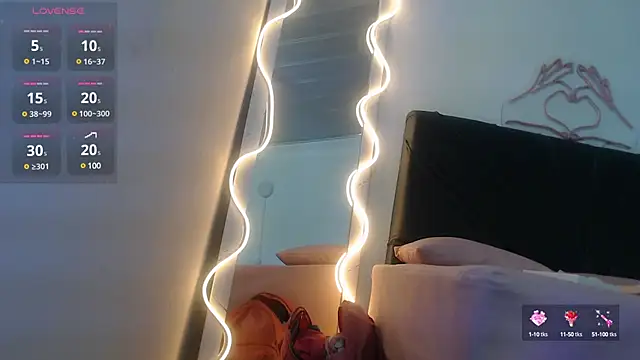 Snapshot of Laylafoxy_tay chatting on February 14, 3:54 am Laylafoxy tay online show from February 14, 3:54 am