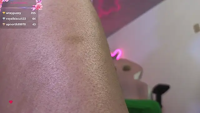 Snapshot of Laylafoxy_tay chatting on March 10, 6:27 am Laylafoxy tay online show from March 10, 6:27 am