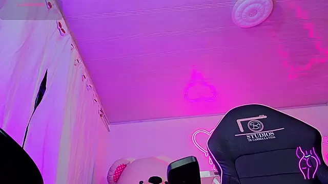 Snapshot of Laylafoxy_tay chatting on September 20, 3:29 am Laylafoxy tay online show from September 20, 3:29 am