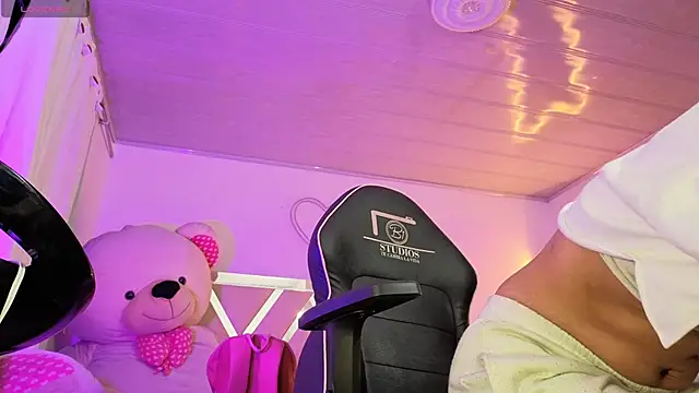 Snapshot of Laylafoxy_tay chatting on September 24, 3:10 am Laylafoxy tay online show from September 24, 3:10 am