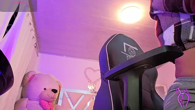 Snapshot of Laylafoxy_tay chatting on October 9, 3:37 am Laylafoxy tay online show from October 9, 3:37 am