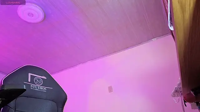 Snapshot of Laylafoxy_tay chatting on October 15, 4:12 am Laylafoxy tay online show from October 15, 4:12 am