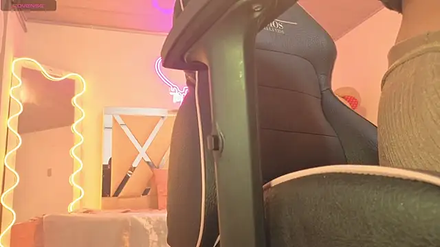 Snapshot of Laylafoxy_tay chatting on October 25, 3:25 am Laylafoxy tay online show from October 25, 3:25 am