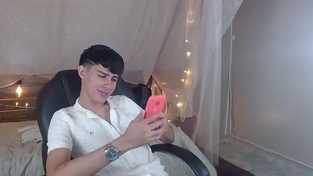 Snapshot of Dyla_n18 chatting on January 11, 11:13 pm Dyla n18 online show from January 11, 11:13 pm