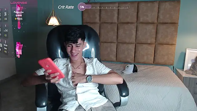 Snapshot of Dyla_n18 chatting on January 12, 2:24 am Dyla n18 online show from January 12, 2:24 am