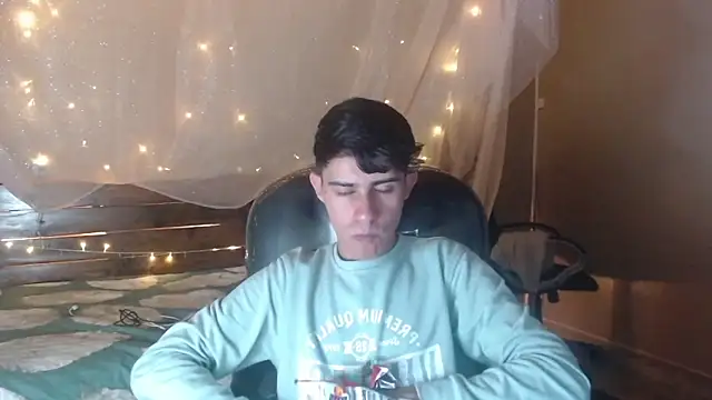 Snapshot of Dyla_n18 chatting on January 30, 11:24 pm Dyla n18 online show from January 30, 11:24 pm