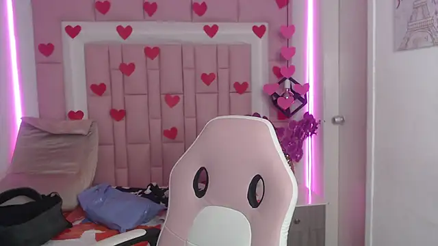 Snapshot of Dyla_n18 chatting on February 15, 11:14 pm Dyla n18 online show from February 15, 11:14 pm