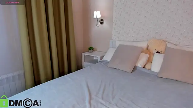 Jennifer Wadee online show from July 2, 10:27 pm