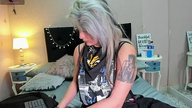 Snapshot of HollyWould__ chatting on February 20, 5:40 pm HollyWould online show from February 20, 5:40 pm