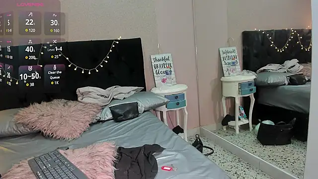 Snapshot of HollyWould__ chatting on March 5, 3:18 pm HollyWould online show from March 5, 3:18 pm