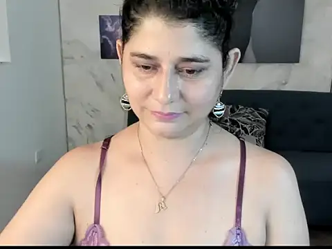 alinabozz1 online show from June 12, 5:17 am