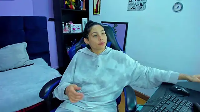 ChloeeTompson  online show from October 24, 1:03 am